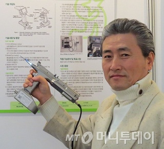 이 배 대표가 가습기 살균제 사건의 원인을 밝혀낸 ‘흡입독성 점적로봇’을 들어 보이고 있다/사진제공=두배시스템