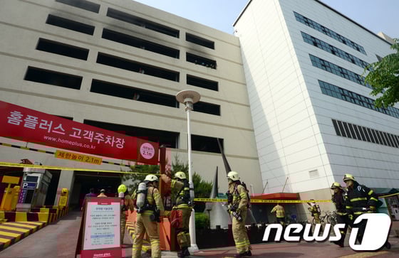 사진]홈플러스 동대문점 주차장 화재 발생 - 머니투데이