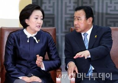  (서울=뉴스1) 이광호 기자 이완구 새누리당 원내대표와 박영선 새정치민주연합 원내대표가 30일 오전 서울 여의도 국회 중앙홀에서 열린 제66주년 국회 개원 기념식에 참석해 대화하고 있다.2014.5.30/뉴스1