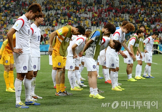 (상파울루(브라질)=뉴스1) 박정호 기자 대한민국 축구대표팀 선수들이 26일 오후(현지시간) 브라질 상파울루의 아레나 데 상파울루 경기장에서 열린 2014 브라질월드컵 조별예선 3차전 벨기에 전에서 1:0으로 패하면서 16강 진출이 좌절되자 침통한 모습으로 응원단 앞으로 이동해 고개 숙여 인사하고 있다. 2014.6.27/뉴스1