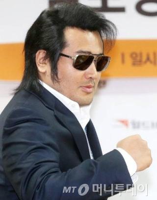 배우 김보성이 20일 오후 서울 여의도 월드비전에서 열린 국제구호개발 NGO 홍보대사 위촉식에 참석하고 있다.
