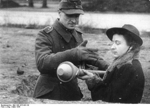 ↑ 1945년 나치는 베를린 방어를 위해서 심지어는 이런 여성에게도 팬저파우스트 작동법을 설명하며 전투에 내몰려고 했습니다. 하지만 큰 효과는 없었습니다.