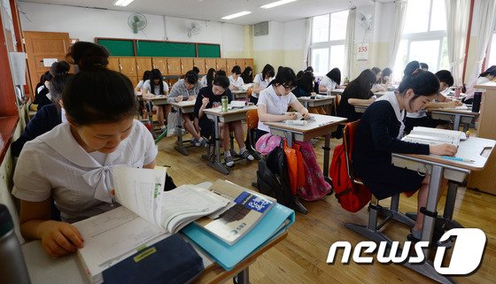 2015학년도  수능 6월 모의평가가 실시된 한  학교에서 학생들이 시험 전 공부를 하고 있다. / 뉴스1 &copy; News1   민경석 기자