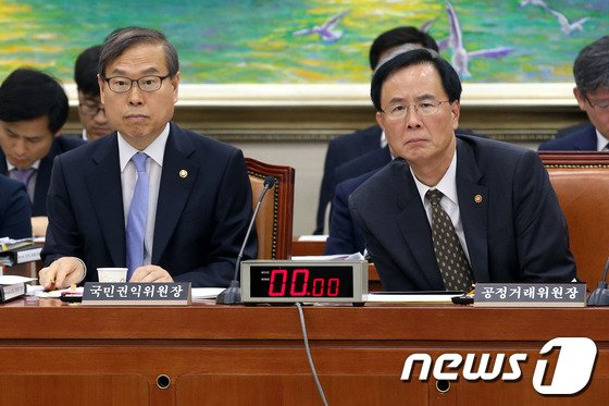 [사진]의사진행 발언 듣는 노대래 위원장과 박재영 부위원장