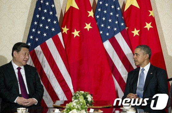 버락 오바마 미국 대통령(오른쪽)과 시진핑 중국 국가주석(오른쪽)이 네덜란드 헤이그에서 정상회담을 가졌다. &copy; AFP=뉴스1 정은지 기자