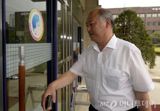 김명수 사회 부총리 겸 교육부 장관 후보자가 지난 2일 오전 인사청문회 준비를 위해 서울 종로구 국립국제교육원에 출근하고 있다./사진=뉴스1제공