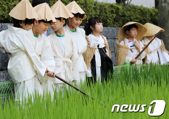 [사진]장마철 옛 농사 체험, '갈모 쓰고 도롱이 입고' - 머니투데이
