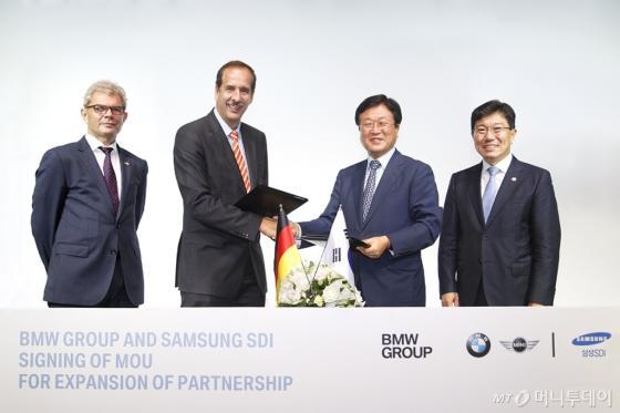 (왼쪽부터)롤프 마파엘(Rolf Mafael) 주한 독일 대사, 클라우스 드래거(Klaus Draeger) BMW 그룹 구매 총괄사장, 박상진 삼성SDI 사장, 윤상직 산업통상자원부 장관 /사진제공=BMW 코리아&lt;br&gt;