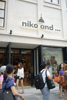 니코앤드 1호점 전경. 지난달 25일 강남역에 니코앤드 1호점이 오픈하며 이곳에는 유니클로와 무인양품 등 3개의 일본계 패션브랜드 매장이 들어서게 됐다.   