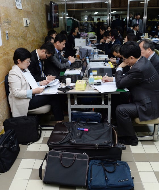 지난 4월 농림축산식품해양수산위원회 상임위원회가 열리고 있는 서울 여의도 국회의사당 복도에서 해당 부처 공무원들이 법안처리를 위한 자료를 준비하느라 분주하다. /사진=뉴스1