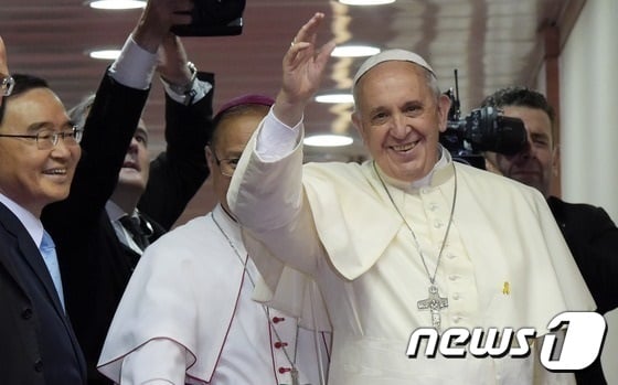 성남 서울공항에서 출국에 앞서 인사하는 프란치스코 교황./© News1