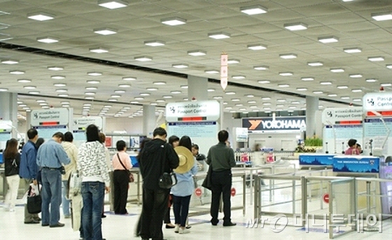 방콕 수완나품공항 입국심사대. 여권을 들고 대기한다/사진=마연희