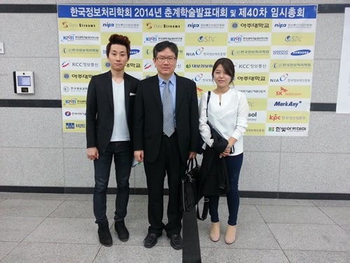 한국정보처리학회에서 주최한 2014년 춘계학술발표대회에 참가한 정성훈 한성대 정보통신공학과 교수(가운데)와 조제민(왼쪽)·류은미 학생/사진=한성대
