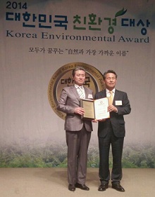 이 배 대표(사진 왼쪽)가 수상 후 기념촬영 중이다/사진제공=두배시스템