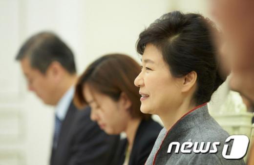 박근혜 대통령이 21일 오후 청와대에서 탕자쉬안 중국 전 국무위원과 접견을 하고 있다. &#40;청와대 제공&#41; 2014.10.22/뉴스1 &copy; News1 포토공용 기자