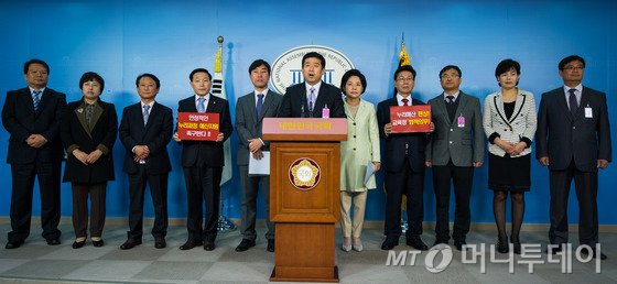 정광진 한국어린이집총연합회 회장을 비롯한 회원들이 10일 서울 여의도 국회 정론관에서 기자회견을 열고 안정적인 누리과정 예산지원을 촉구하고 있다. /뉴스1