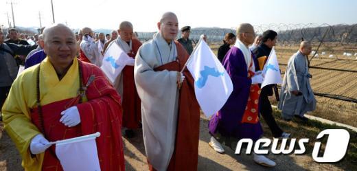 [사진]한반도기 들고 평화행진하는 한중일 스님들