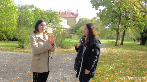 스웨덴 룬드대에서 유학 중인 홍승민씨(사진 왼쪽)와 전현수씨가 캠퍼스에서 학교 생활에 대한 이야기를 나누고 있다. /사진=조철희 기자