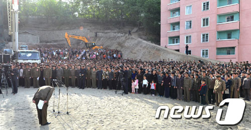 북한 노동당 기관지 노동신문이 5월19일 보도한  평양 평천구역 신축 아파트 사고 소식 관련 사진. 최부일 인민보안부장 등 간부들이 현장을 찾아 주민들에게 이번 사고에 대한 사과를 전했다며 관련 사진을 공개해 눈길을 끌었다.(사진 : 노동신문)© News1 2014.05.19/뉴스1 © News1