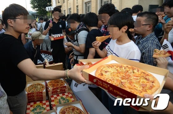 일간베스트저장소(이하 일베) 회원들과 자유청년연합 회원들이 지난 9월 13일 오후 광화문 단식농성장 인근 동아일보 사옥 앞에서 치킨과 피자를 먹는 "폭식 퍼포먼스"를 벌였다./사진=뉴스1