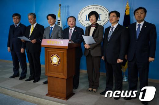 [사진]새정치 의원들 '정세균 결단 환영'