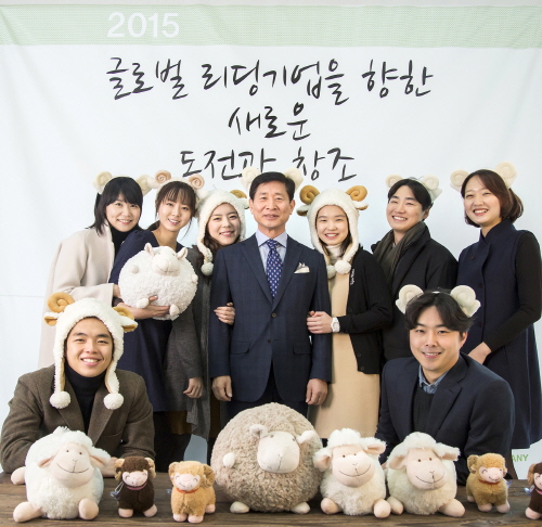 ‘청양의 해’를 맞아 제일모직 패션부문 윤주화 사장과 노사협의체인 미래공감협의회 사원대표 및 양띠 임직원들이 새해 첫 출근날인 2일 수송 사옥에서 ‘다짐 2015’ 이색 시무식을 진행하고 있다. 이날 행사에서 윤주화 사장과 임직원들이 다양한 양 모양 소품을 활용한 사진을 촬영하며 새해의 목표를 함께 다지는 시간을 가졌다./사진제공=제일모직<br />

