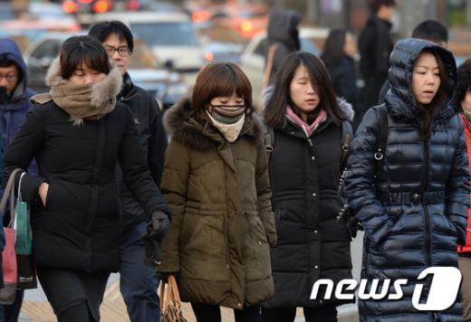 서울 종로구 광화문 사거리에서 시민들이 출근길 걸음을 재촉하고 있다. &copy; News1 윤혜진 기자