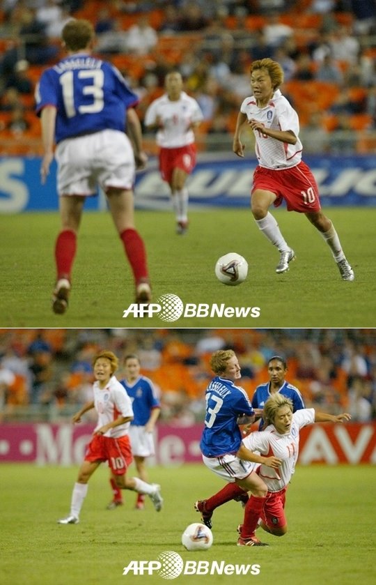 지난 2003년 미국 여자월드컵 프랑스전에서 뛰고 있는 김진희(첫 번째 사진 오른쪽)와 이지은(두 번째 사진 오른쪽)의 모습. 당시, 우리나라 여자 대표팀은 처음으로 월드컵에 진출했으나 브라질에 0-3, 프랑스에 0-1, 노르웨이에 1-7로 대패하며 세계 축구의 높은 벽을 실감했다. /AFPBBNews=뉴스1