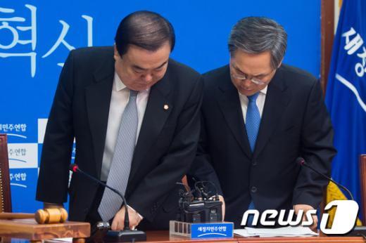 [사진]자리 앉는 새정치민주연합 지도부