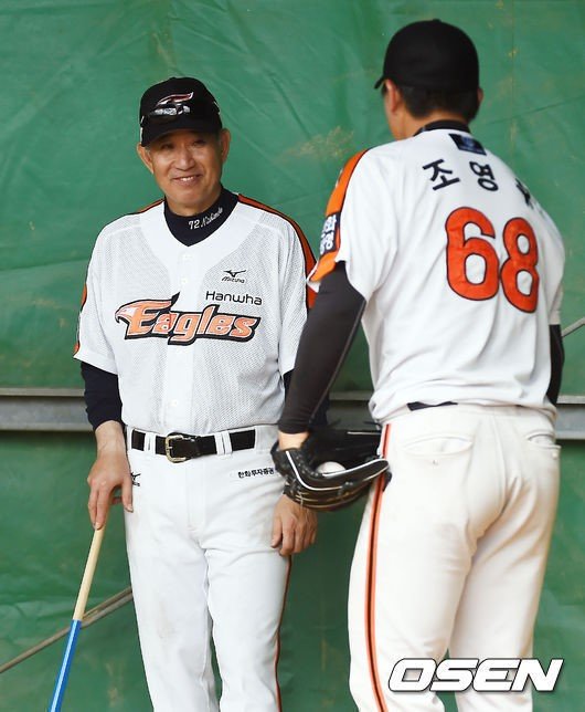 니시모토 코치(왼쪽). /사진=OSEN


