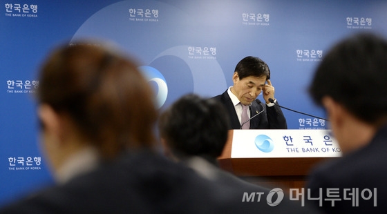  이주열 한국은행 총재가 15일 오전 서울 중구 한국은행 기자실에서 열린 금융통화위원회 정례회의 후 기자간담회에서 취재진의 질의를 듣고 있다. 한국은행은 올해 경제성장률 전망치를 3.4%로 기존 3.9%에서 0.5%p 하향 조정했으며 소비자물가 상승률은 1.9%로 예상했다. 이는 지난해 4분기 기업수익이 낮아진 데 따른 것으로 분석됐다. 2015.1.15/뉴스1  <저작권자 © 뉴스1코리아, 무단전재 및 재배포 금지>