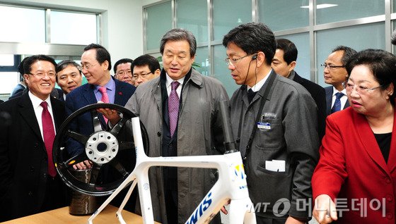  김무성 새누리당 대표가 22일 오전 전북 전주시 효성 탄소 공장을 방문해 탄소 제품들을 둘러보고 있다.2015.1.22/뉴스1  