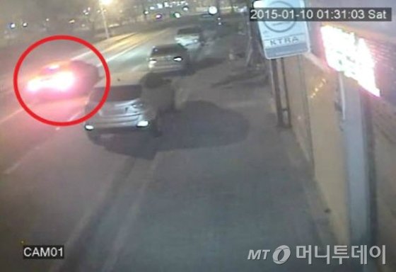지난 10일 발생한 이른바 청주 '크림빵 뺑소니' 사건 용의차량으로 추정되는 BMW 차량이 찍힌 CCTV 화면. 결국 가해차량은 '윈스톰'으로 밝혀졌다. /사진=KBS 방송화면 캡처