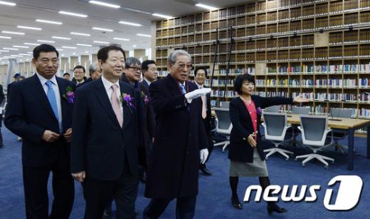 서울대, 중앙도서관 '관정관' 준공…상업시설 입점 논란 - 머니투데이