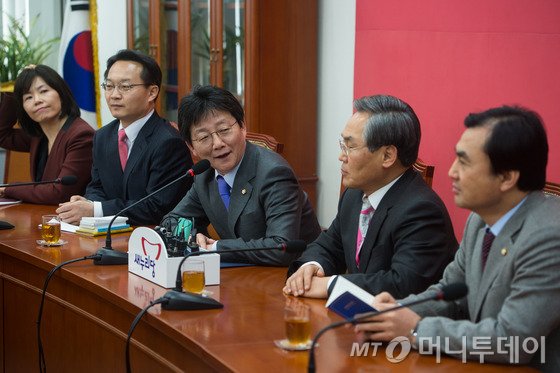  유승민 새누리당 원내대표가 10일 서울 여의도 국회에서 열린 여야 원내대표 주례회동에서 모두발언을 하고 있다. 2015.2.10/뉴스1  