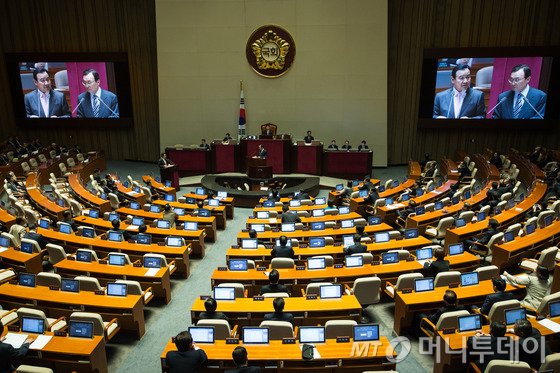  이완구 국무총리가 25일 서울 여의도 국회에서 열린 제331회국회(임시회) 제5차 본회의에 출석해 이해찬 새정치민주연합 의원의 질의에 답하고 있다./사진=뉴스1