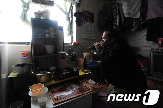 서울시내 한 독거노인이 쪽방에서 식사를 하고 있다. / 사진제공 = 뉴스1