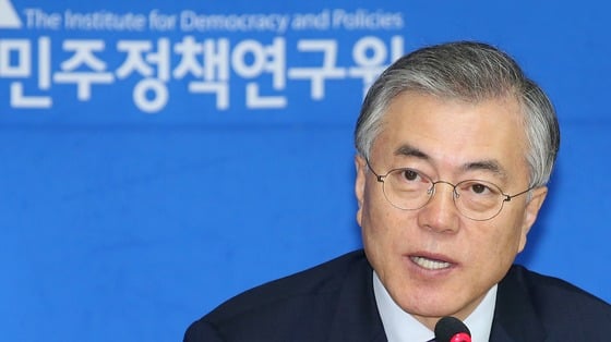 문재인 새정치민주연합 대표가 10일 오전 서울 여의도 민주정책연구원에서 열린 공부모임 경제정책심화과정에 참석해 인사말을 하고 있다. 2015.3.10/사진=뉴스1