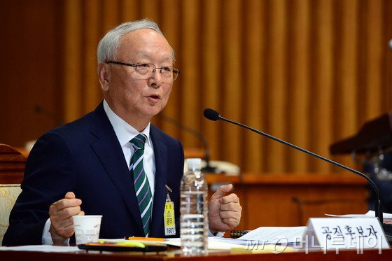  이병호 국가정보원장 후보자가 16일 오후 서울 여의도 국회에서 열린 인사청문회에서 정보위원회 의원들의 질의에 답변하고 있다. /사진=뉴스1