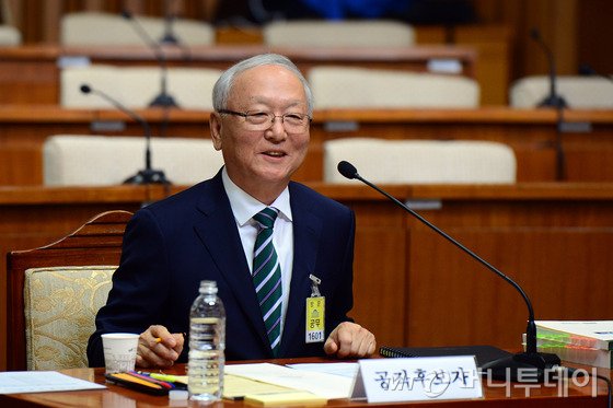  이병호 국가정보원장 후보자가 16일 오전 서울 여의도 국회에서 열린 인사청문회에서 정보위원회 의원들의 질의에 답변하고 있다. /사진=뉴스1