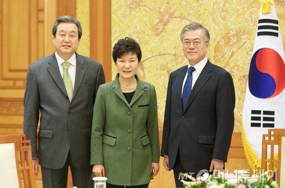  박근혜 대통령이 17일 오후 순방 성과 및 국정현안 등에 대해 논의하기 위해 새누리당 김무성 대표와 새정치민주연합 문재인 대표 등을 청와대로 초청해 만나고 있다. (청와대 제공) 2015.3.17/뉴스1  <저작권자 © 뉴스1코리아, 무단전재 및 재배포 금지>