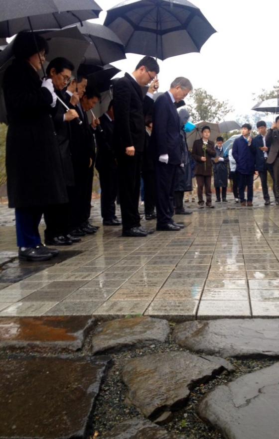 문재인 새정치민주연합 대표가 故 노무현 전 대통령이 안치된 경남 김해 봉하마을을 찾아 참배하고 있다/ 사진=김성휘 기자