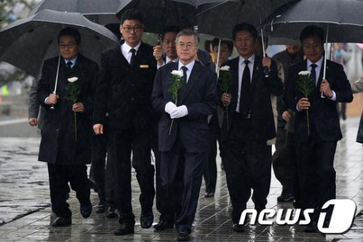 새정치민주연합 문재인 대표를 비롯한 지도부가 18일 오전 경남 김해시 진영읍 봉하마을 고 노무현 전 대통령 묘역을 찾아 참배하고 있다./사진제공=뉴스1