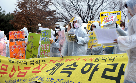  18일 오전 경남 창원시 경남도청 정문 앞에서 양산시 36개 초등학교, 14개 중학교, 11개 고등학교 학부모들이 무상급식 유지를 촉구하는 기자회견을 하고 있다. /사진=뉴스1