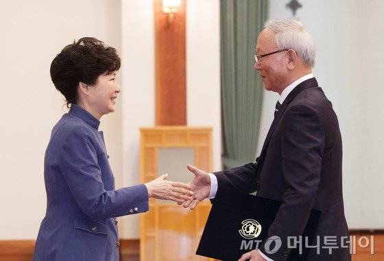  박근혜 대통령(왼쪽)이 18일 오후 청와대에서 이병호 신임 국정원장에게 임명장을 수여 후 악수하고 있다.(청와대 제공) 2105.3.18/뉴스1  