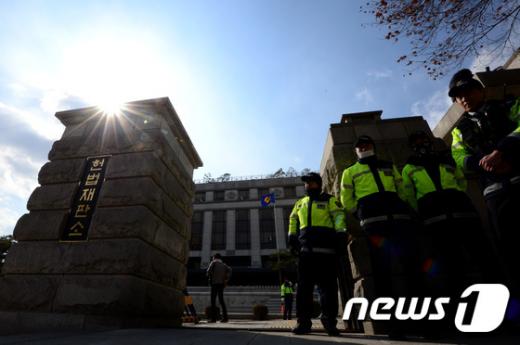 간통죄 처벌조항에 대한 위헌법률심판에서 위헌 결정을 내린 서울 종로구 헌법재판소 정문 앞. (자료사진) © News1 박정호 기자