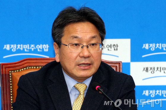  강기정 새정치민주연합 정책위의장이 18일 오후 서울 여의도 국회 당대표실에서 가진 기자간담회에서 공무원연금개혁 등에 대한 발언을 하고 있다./사진=뉴스1