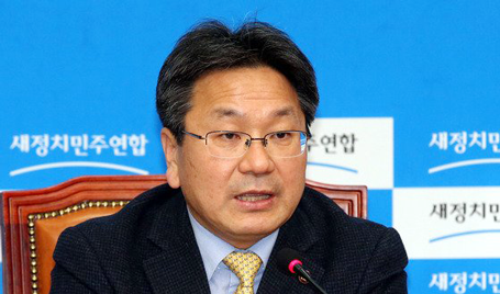 강기정 새정치민주연합 정책위의장이 18일 오후 서울 여의도 국회 당대표실에서 가진 기자간담회에서 공무원연금개혁 등에 대한 발언을 하고 있다./ 사진=뉴스1