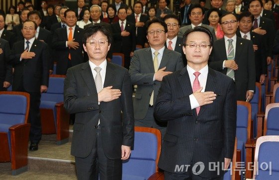  1일 서울 여의도 국회에서 열린 새누리당 정책 의원총회에서 유승민 원내대표를 비롯한 의원들이 국기에 대한 경례를 하고 있다. 이날 의원총회에서는 미국 고고도 미사일방어체계인 사드(THAAD)의 한반도 배치 문제와 공무원연금개혁, 영유아보육법, 북한인권법 등 주요 현안이 논의됐다. 2015.4.1/뉴스1  