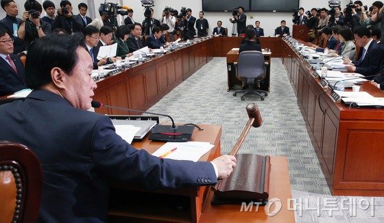  1일 서울 여의도 국회에서 열린 정치개혁특별위원회 2차 전체회의에서 이병석 위원장이 의사봉을 두드리고 있다. 특위는 이 자리에서 중앙선거관리위원회가 제출한 정치관계법 개정 의견을 보고받고 공직선거법 소위원회와 정치자금법·정당법 소위원회 구성안을 의결한다./사진=뉴스1